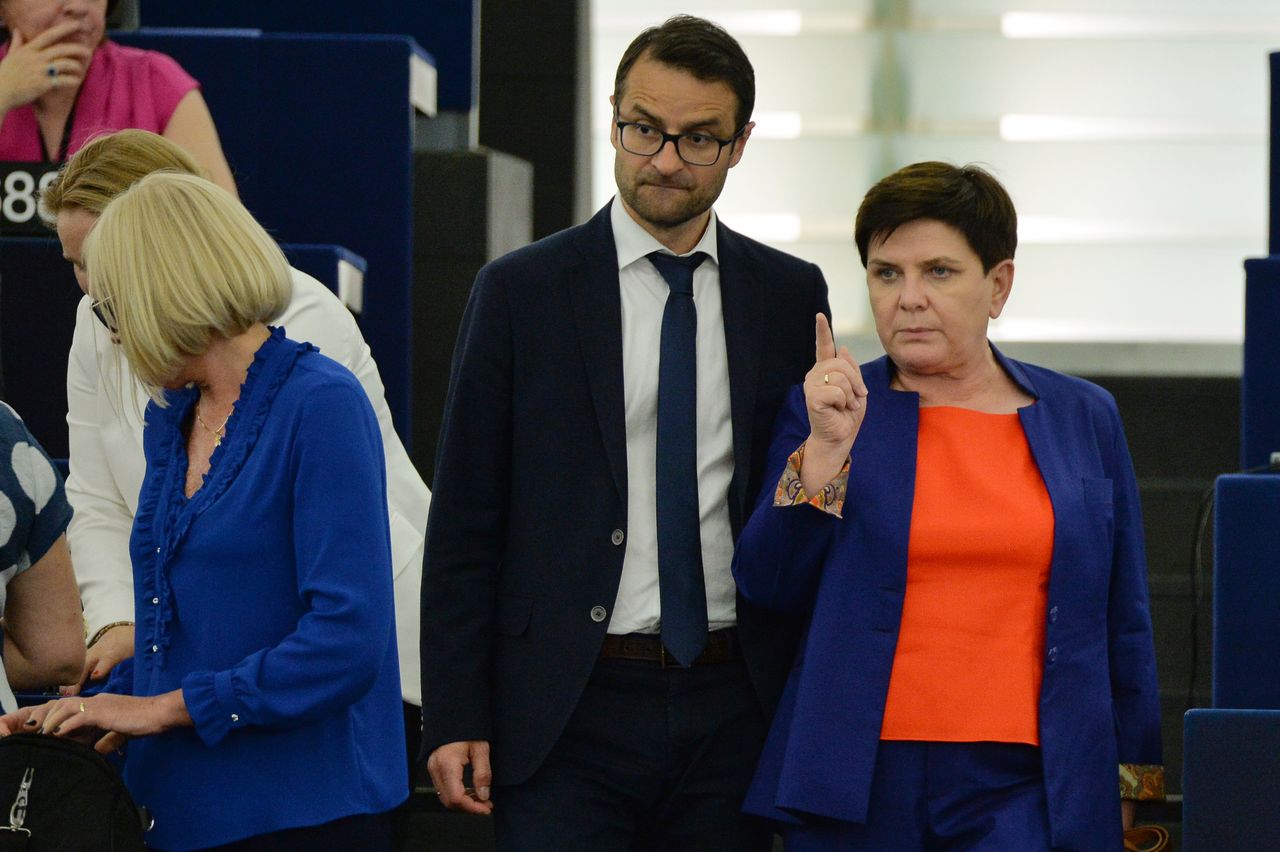 PE debatuje nad praworządnością w Polsce. Beata Szydło do Radosława Sikorskiego. "Jest pan kłamcą"