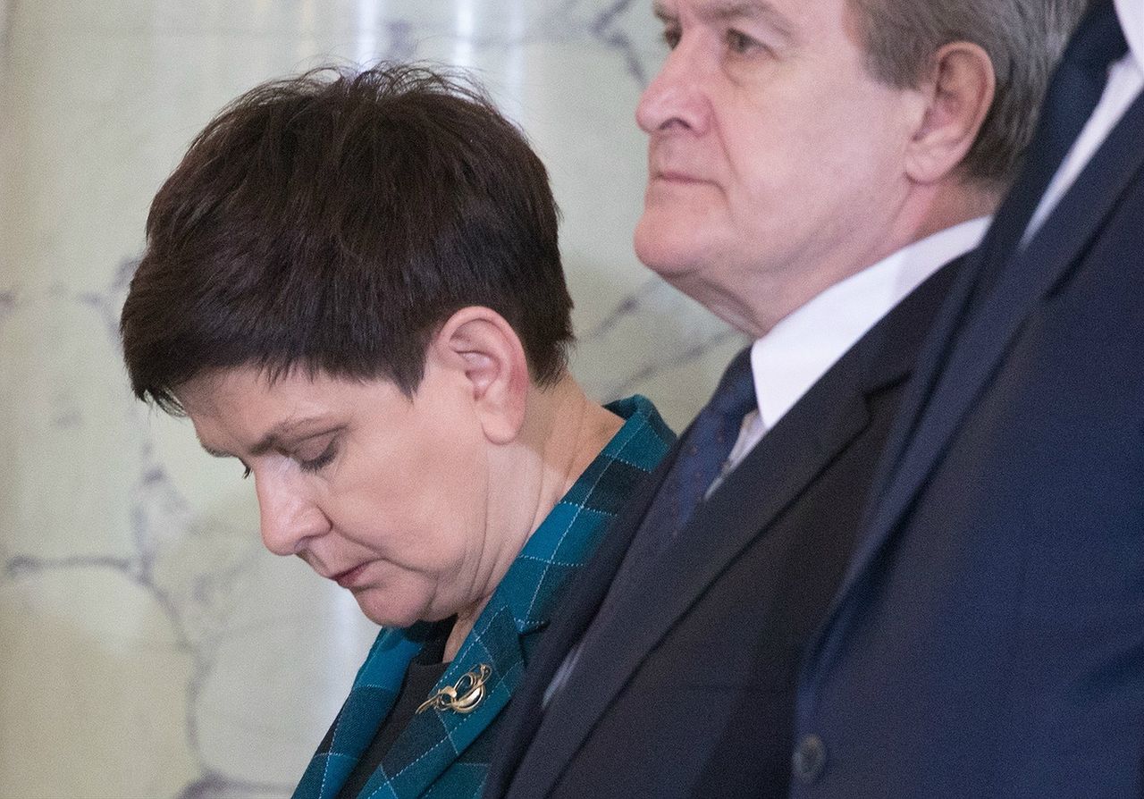 Beata Szydło nadal nie pogodziła się z faktem, że nie jest już premierem.  W kancelarii dochodzi do spięć