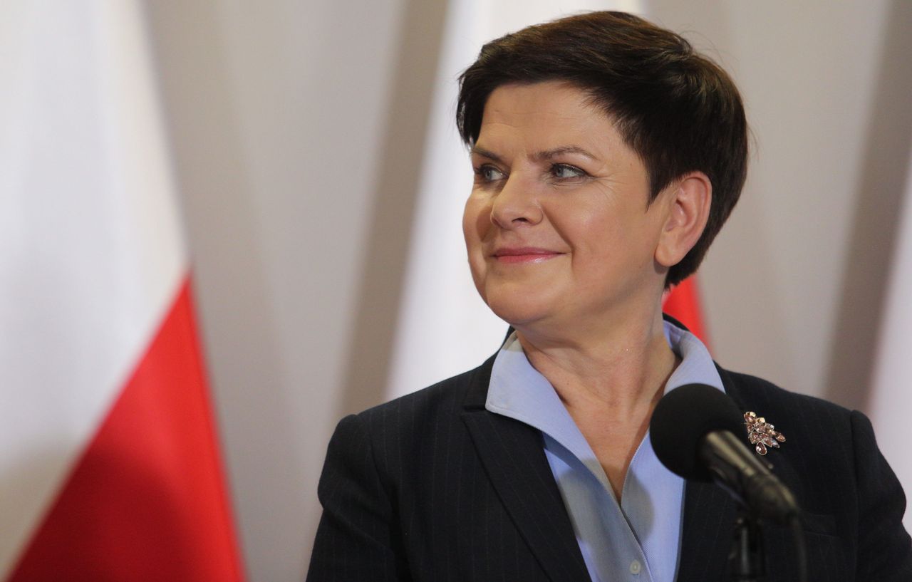 Beata Szydło w studiu TVP. Przyniosła "Gazetą Wyborczą"