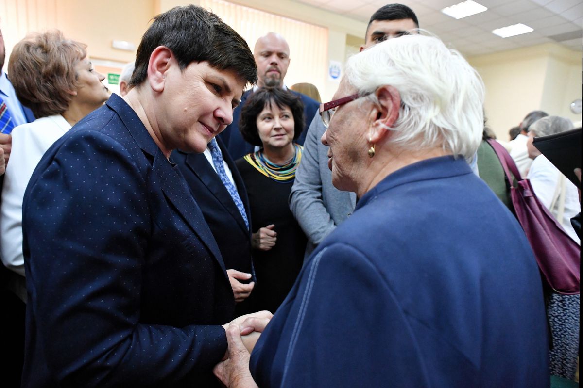 Beata Szydło na spotkaniu z mieszkańcami Sandomierza. Tłumy i krzyki