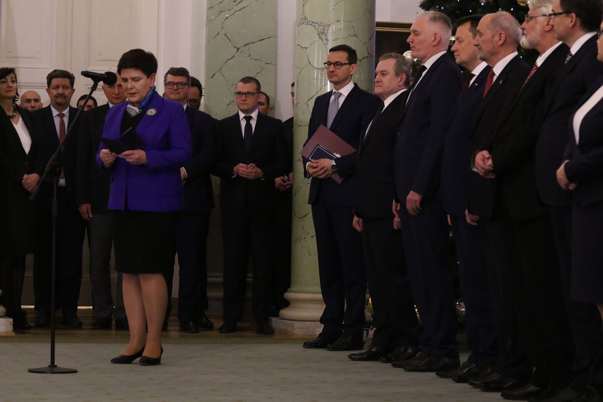 Kaczyński wyprowadził wszystkich na manowce. Rząd po rekonstrukcji bez zmian. Komentarze