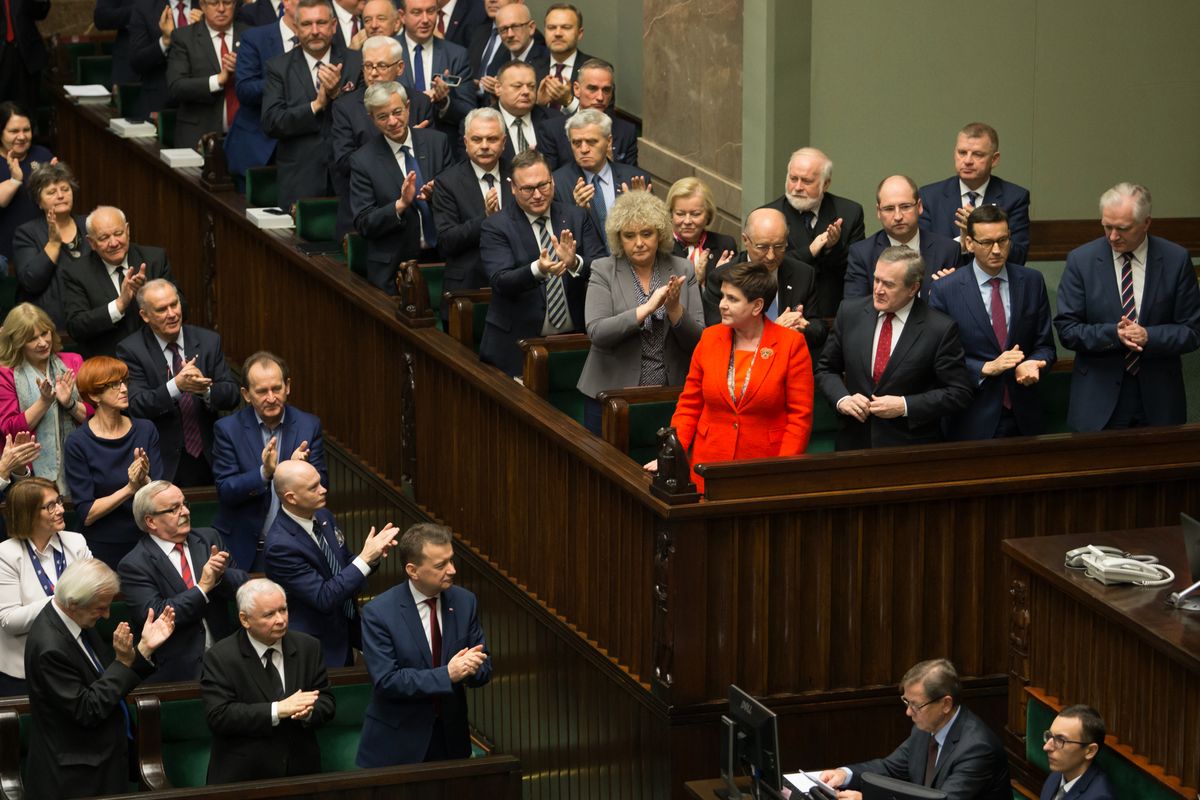 Sejm przywitał Beatę Szydło owacjami na stojąco. Dla Dudy tylko skromne brawa [ZOBACZ WIDEO]