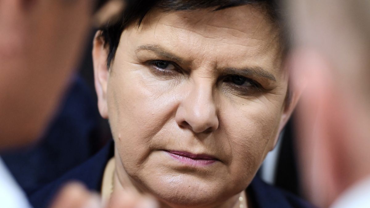 Beata Szydło położyła na stole 350 zł dla nauczycieli.