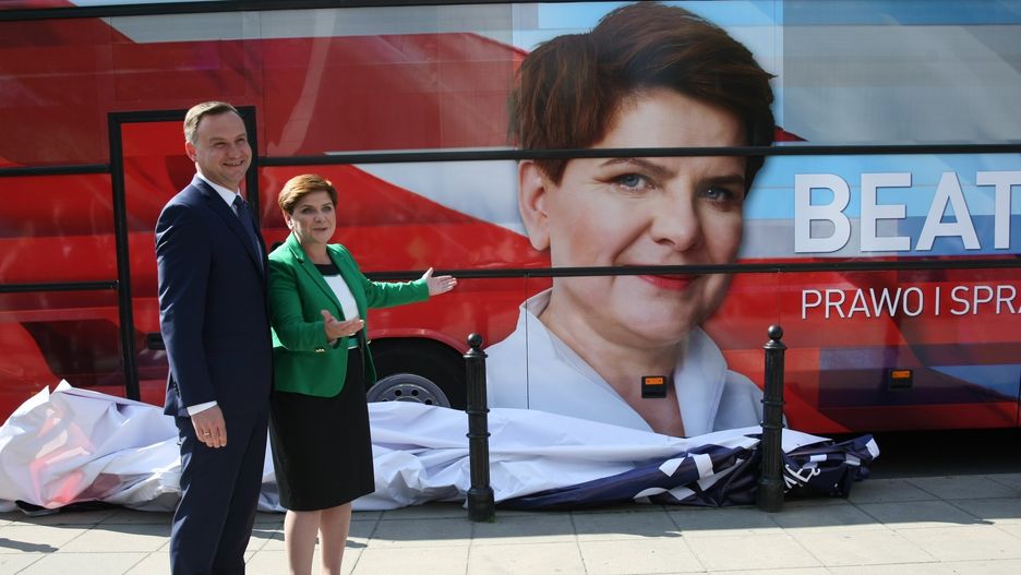 Andrzej Duda i Beata Szydło w 2015 r. W tle Szydłobus.