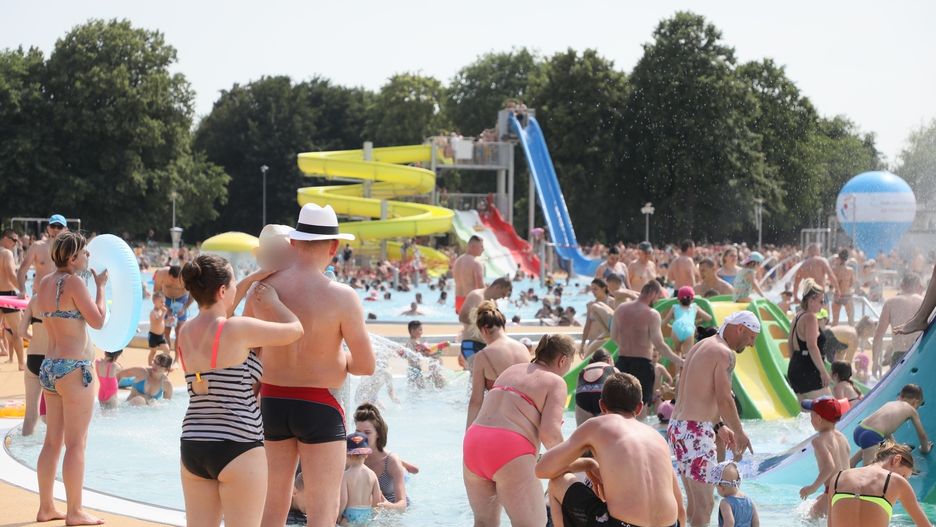 Warszawski park Moczydło - znajduje się tu największa w Polsce zewnętrzna niecka basenowa. 