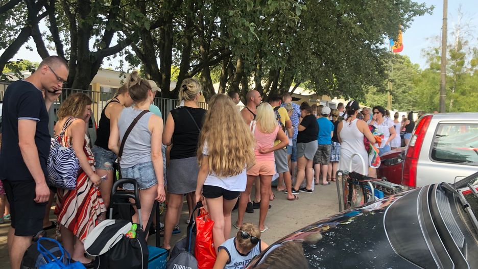 Tłum chętnych oczekuje do wejścia na pływalnię