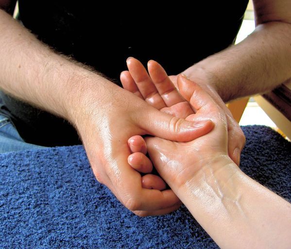Wykonanie masażu dłoni 