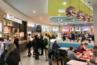 Sztuczny tłum w galerii handlowej. Nietypowe ogłoszenie o pracę okazało się hitem