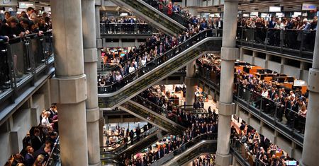 Wzruś dnia. Tłumy zamarły w centrum handlowym, by oddać cześć