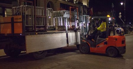 Kielce. Tragiczny wypadek, mężczyznę zmiażdżyły metalowe skrzynie