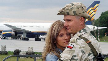 Dariusz Chojnacki żegna się z żoną na lotnisku