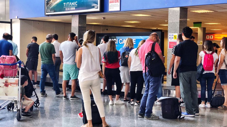 "Pasażerowie koczują na lotnisku od 8:45 i nie widać końca. Wszyscy jesteśmy bezradni!" - przekazał z WP jeden czytelników