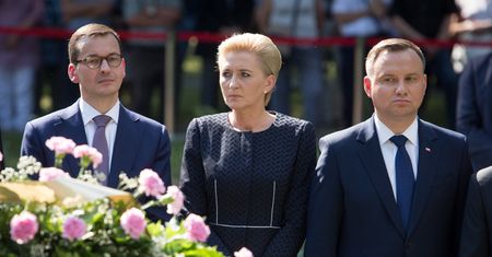 Mateusz Morawiecki staje w obronie pierwszych dam. Według niego należy im się etat