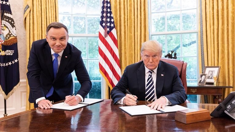 Prezydenci Andrzej Duda i Donald Trump podpisują deklarację o polsko-amerykańskiej współpracy.