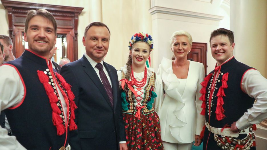 Andrzej Duda z żoną pozują do zdjęcia z przedstawicielami australijskiej polonii