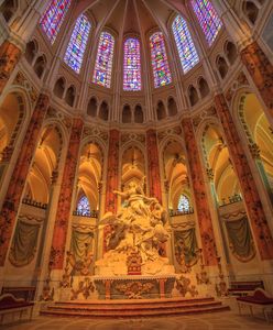 Witraże w katedrze w Chartres. Czy za jeden z nich naprawdę zapłaciły średniowieczne prostytutki?