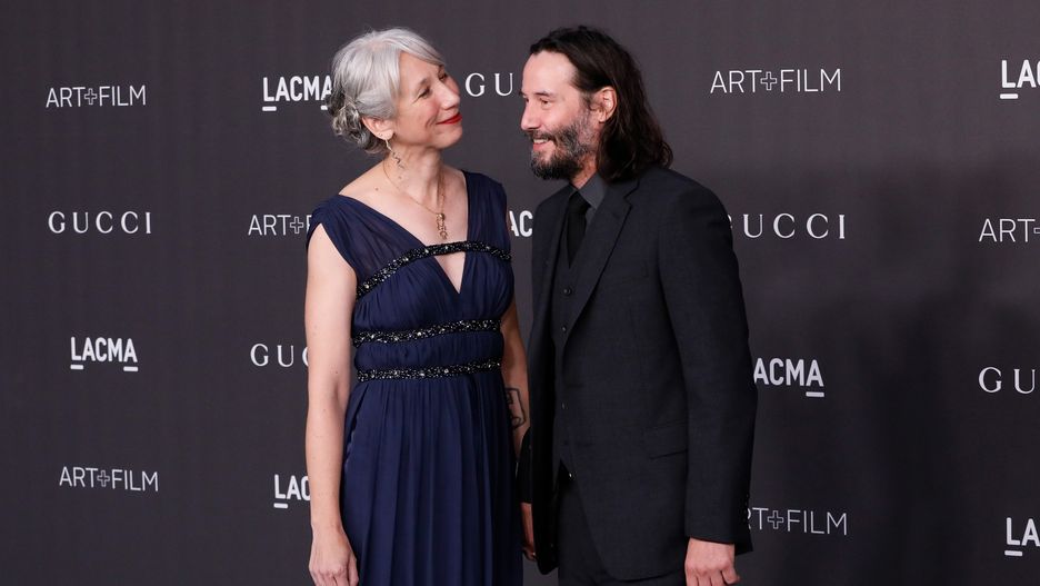 Keanu Reeves i Alexandra Grant pozowali na ściance, trzymając się za ręce