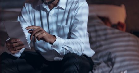 Jeden pocałunek po pijaku się nie liczy. Polacy definiują niewierność