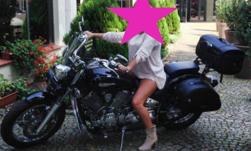 Wiedzieliście, że ta gwiazda jeździ na motocyklu?
