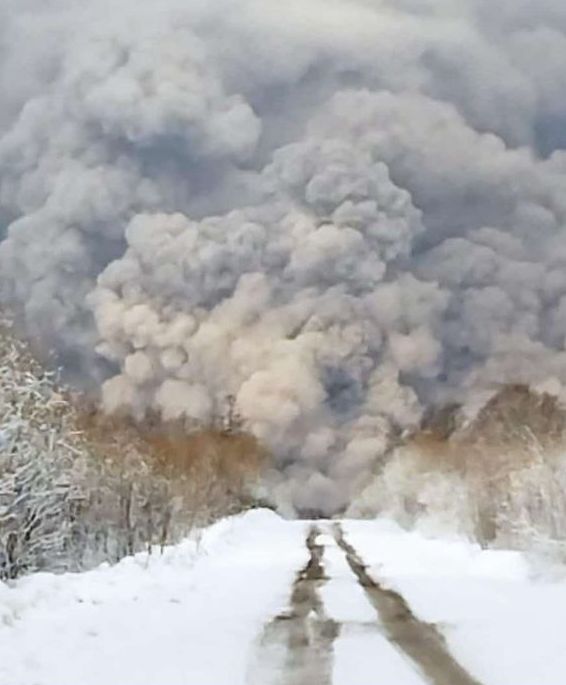 Wulkan na Kamczatce erupcją zagraża lotnictwu i życiu mieszkańców.