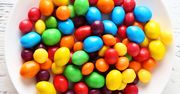 Odróżnisz cukierki M&M's od Skittles? Do dzieła!