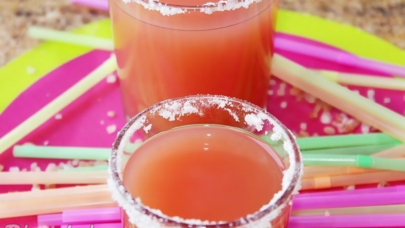 Salty dog - drink z wódką i sokiem grejpfutowym