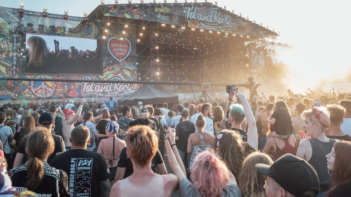                                Festiwal Pol'And'Rock (dawniej Przystanek Woodstock) to coroczny festiwal, który w Kostrzynie nad Odrą gromadzi setki tysięcy fanów muzyki