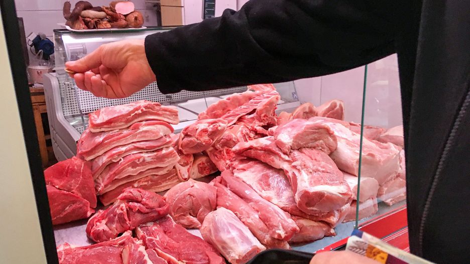 Tanie mięso to pułapka - chów przemysłowy niszczy środowisko, a rzeczywista cena jest o wiele wyższa niż na etykiecie