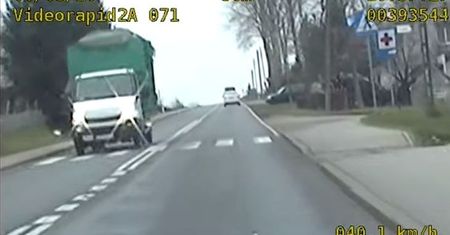 Pomorskie. Chciał ostrzec o patrolu policji. Natknął się na nieoznakowany radiowóz