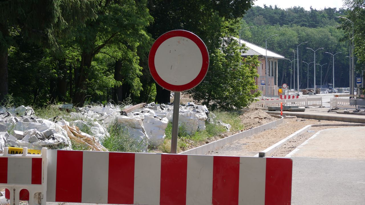 Aquapark schowany w krzakach. Parking pusty, bo nie ma jak do niego dojechać od... ponad roku