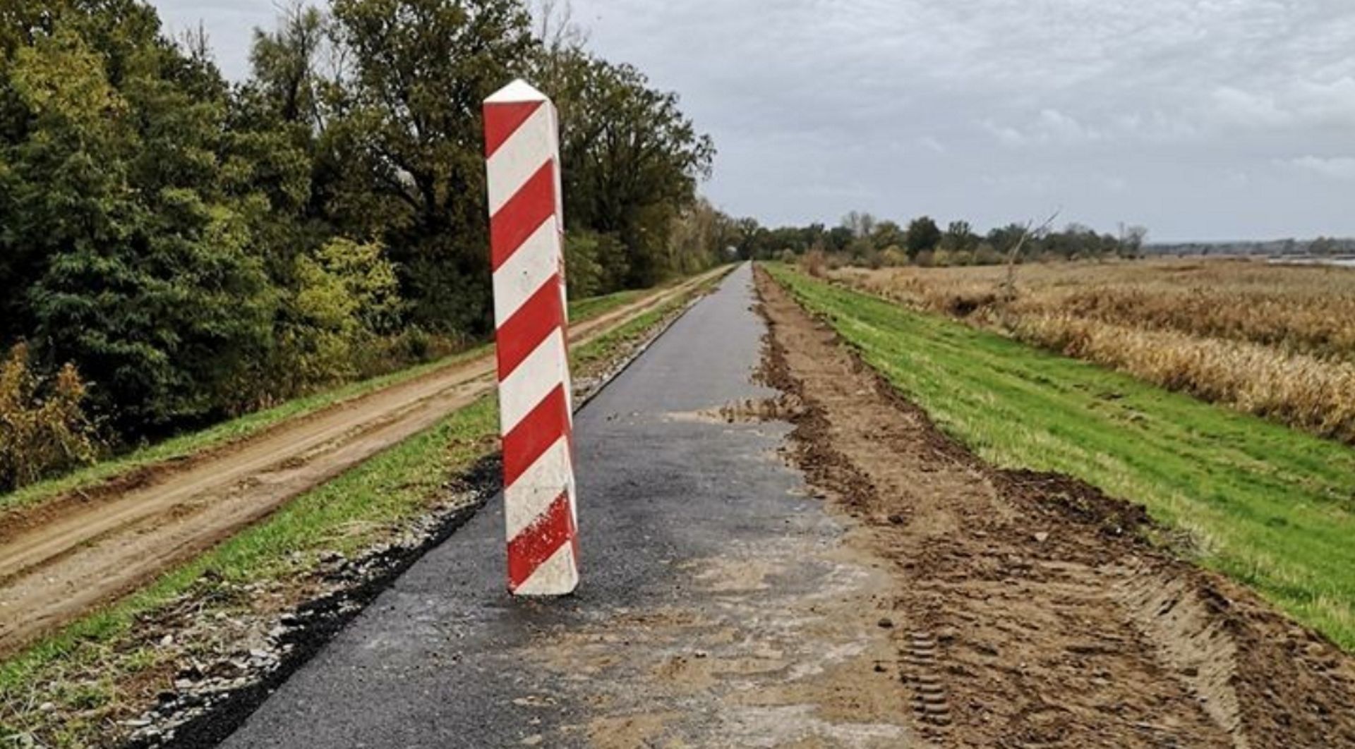 Inwestycyjny absurd. Na ścieżce rowerowej do Górzycy stoją słupy graniczne