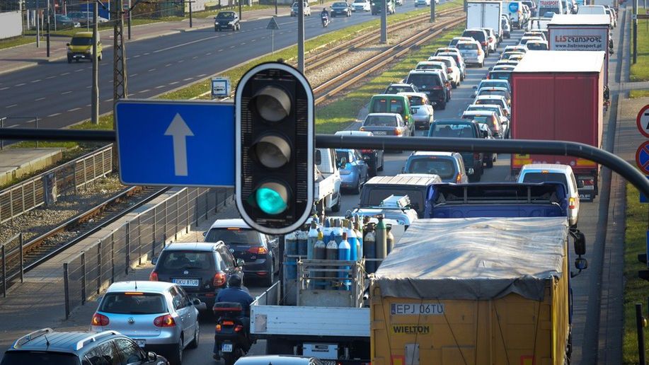 Warszawiacy coraz więcej czasu marnują w korkach. 