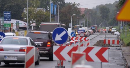 Ponad 330 mln zł na remonty dróg wstrzymane. Samorządy winią ministerstwo