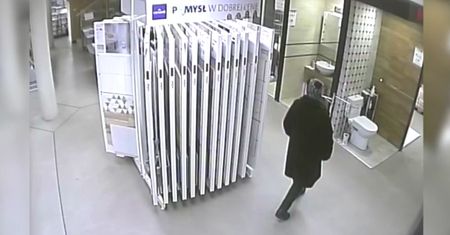 "Skorzystała" z toalety na wystawie sklepowej. Nagrał ją monitoring