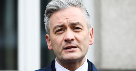 Robert Biedroń ujawnił swoje zarobki. Zaapelował też do PiS i PO