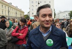 Biedroń deklasuje rywali. Sondaż