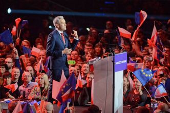 Biedroń obiecuje mieszkania i emerytury. Kandydat Lewicy ujawnia plan