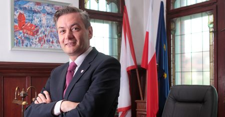 PiS wytyka Biedroniowi podróże, ale sam nie jest lepszy. Tak jak wszyscy politycy