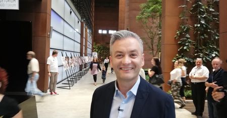 Biedroń Show w Gdańsku: chodzi z mikrofonem i pyta o Polskę