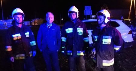 Robert Biedroń uratował dwie osoby z płonącego auta?  Kilka wersji jednego zdarzenia