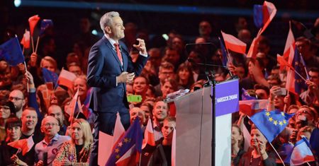 Biedroń obiecuje mieszkania i emerytury. Kandydat Lewicy ujawnia plan