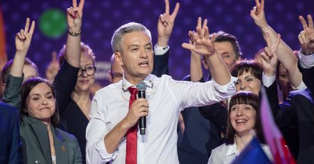 Kobiety Roberta Biedronia. Kim są i dlaczego polityk ich potrzebuje