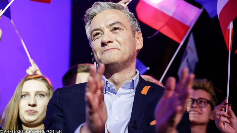 Lider Wiosny Robert Biedroń w sztabie wyborczym tuż po ogłoszeniu wyników