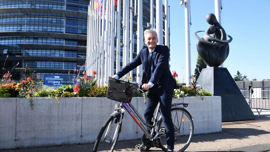 Eurodeputowany Robert Biedroń w drodze na pierwszą sesję Europarlamentu