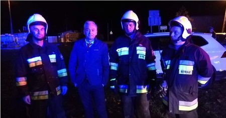 Wybory parlamentarne 2019. Robert Biedroń uratował 2-letnie dziecko z płonącego auta