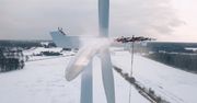 Zobacz, jak potężny dron odladza turbinę wiatrową. Niesamowite zastosowanie latającej maszyny