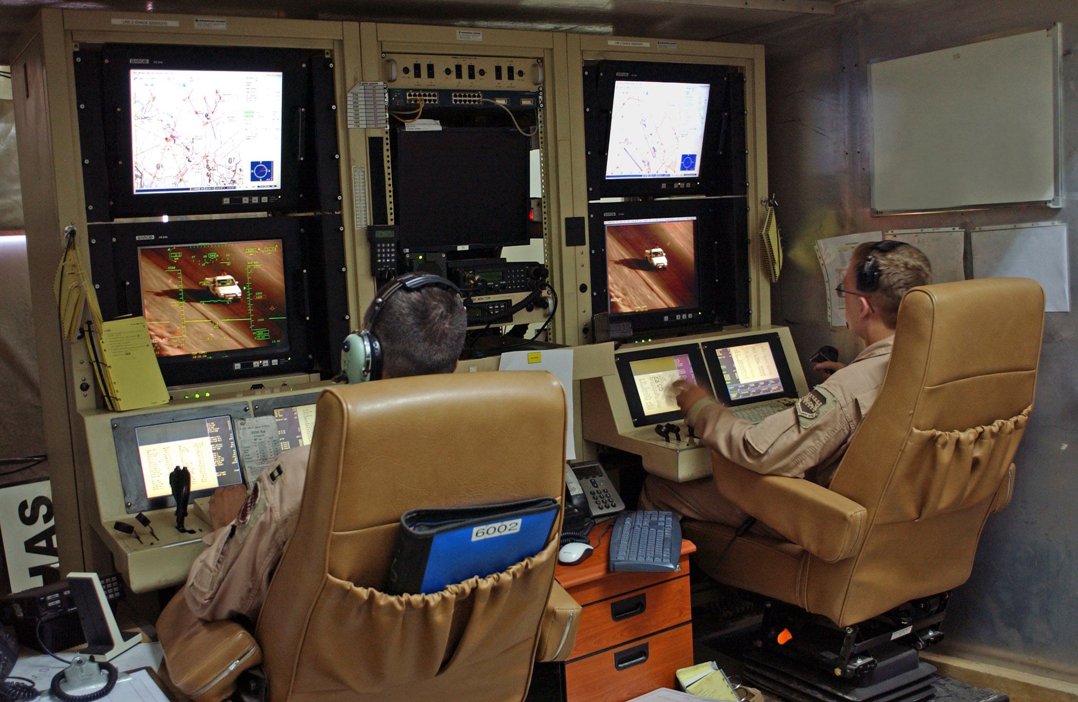 Stanowisko operatorów dronów MQ-1 Predator. Balad Camp Anaconda, Irak 