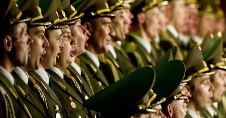Protest na koncercie chóru Aleksandrowa: policja u dziennikarzy. Zażądali nagrań