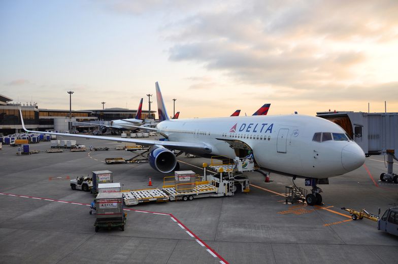 Rzeczniczka Delta Airlines, Kate Modolo, potwierdziła, że linia lotnicza współpracowała z władzami w celu zbadania incydentu