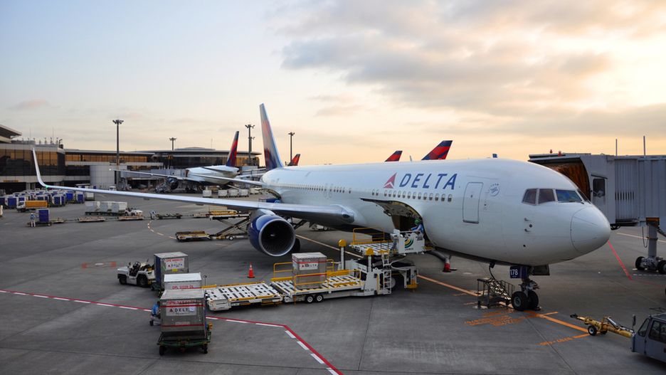 Rzeczniczka Delta Airlines, Kate Modolo, potwierdziła, że linia lotnicza współpracowała z władzami w celu zbadania incydentu